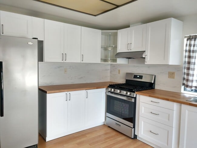 Building Photo - Charming Condo-Port Huemene