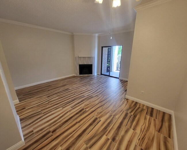 Foto del edificio - 7025 N Holiday Dr