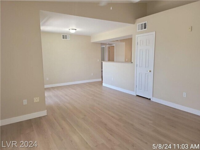 Foto del edificio - FANATASTIC 3 BED 2 BATH 2ND FLOOR UNIT IN ...