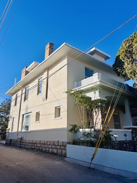 Foto del edificio - 709 E Yandell Dr