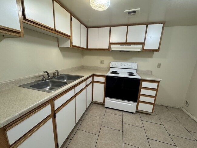 Foto del edificio - Holiday Gardens Townhome