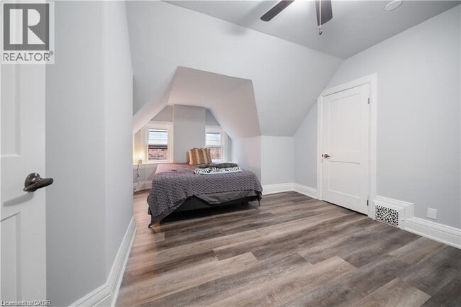 Photo du bâtiment - 120 Robinson St