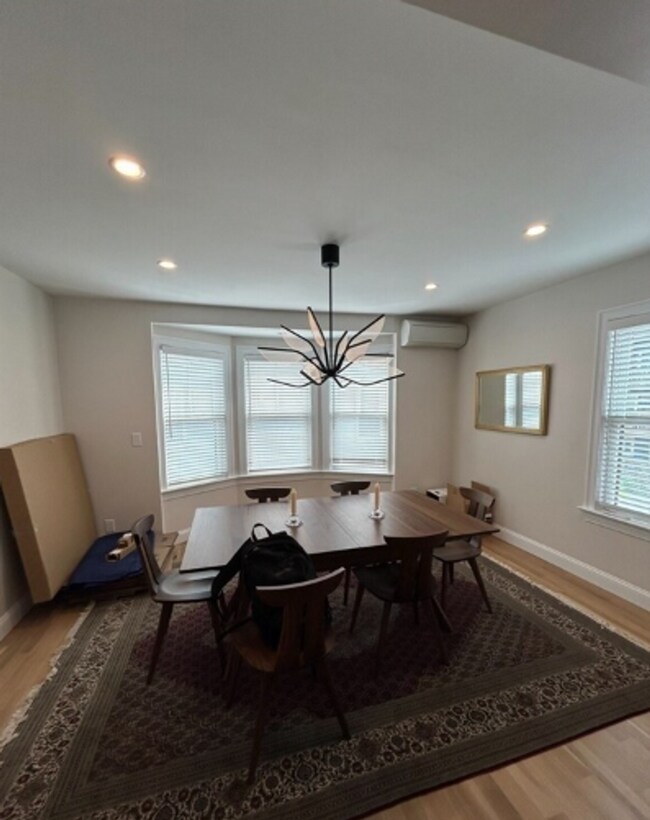 Building Photo - Newly Renovated 4 Bed