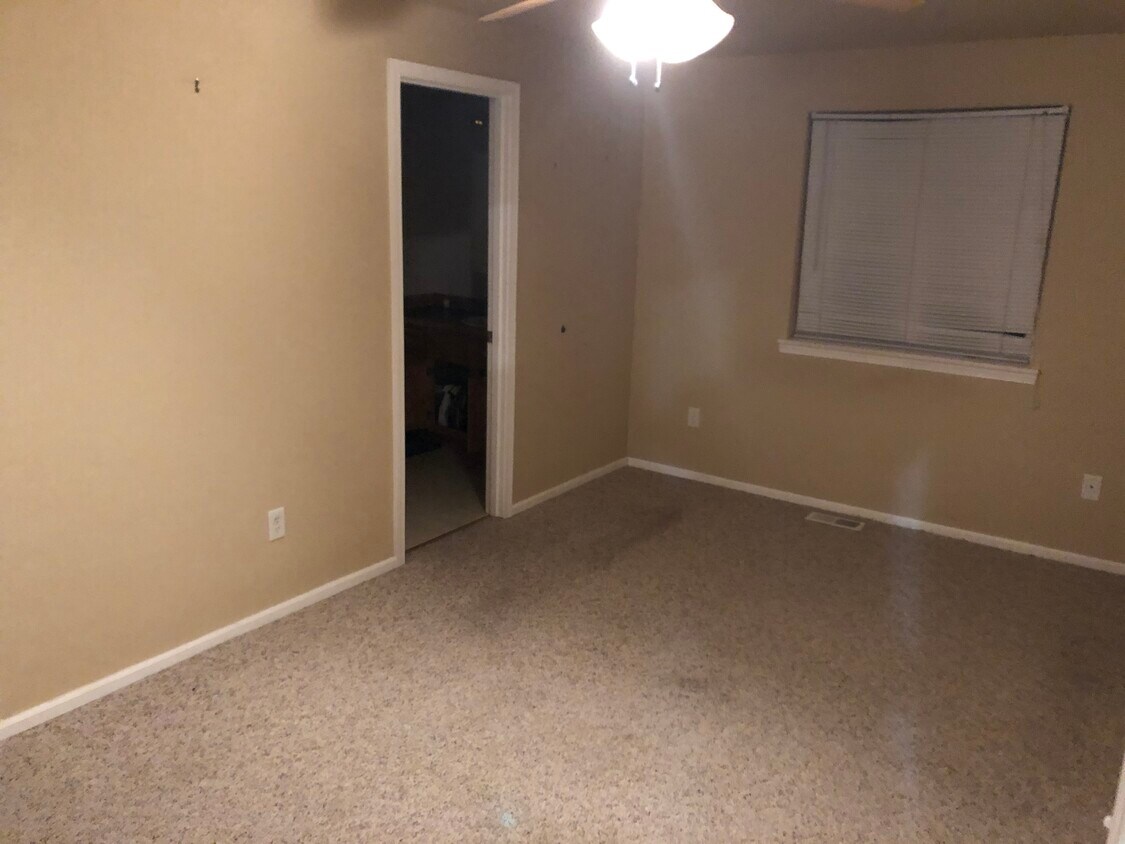 Master - 870 N 12th St