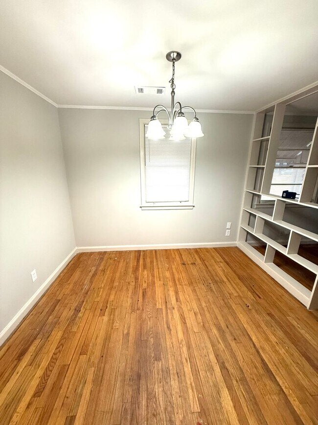 Foto del edificio - ** 3 Bed 2 Bath located off Narrow Lane rd...