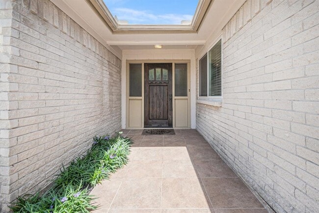 Building Photo - 16007 Brookvilla Dr