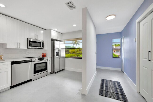 Foto del edificio - 7898 Eastlake Dr