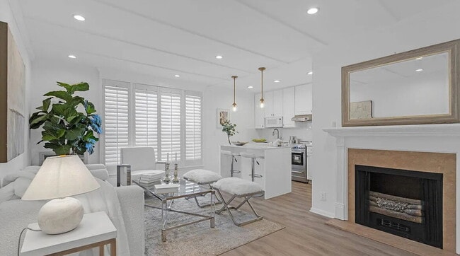 Building Photo - This fabulous Pied-a-Terre, loaded with ch...