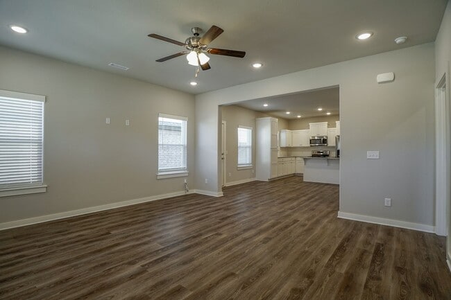 Building Photo - 4 bedroom 3.5 bath home!