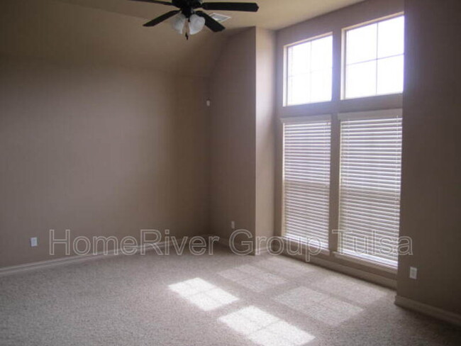 Foto del edificio - 18611 E 43rd St