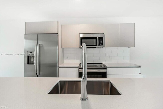 Building Photo - 2 br, 2.5 bath House - 2505 NE 193rd St Un...