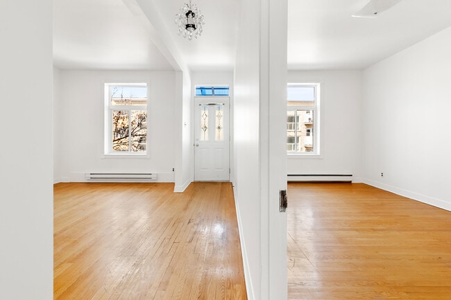 Building Photo - 6992 Av D'outremont