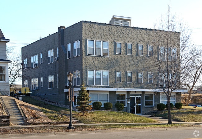 Building Photo - Newly Renovated & in the Heart of the Twin...