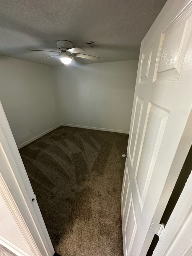 Building Photo - 1143 N Graycroft Ave