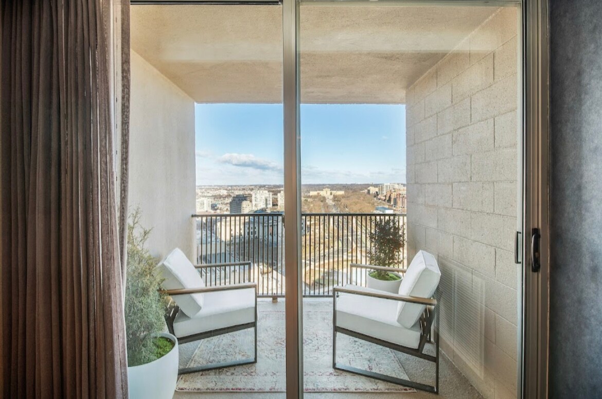 Private Terrace - 1776 Benjamin Franklin Pky
