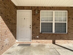Building Photo - 305 Cedar Creek Dr