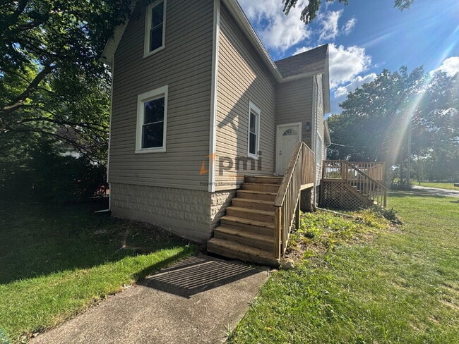 Building Photo - 2122 Elston St
