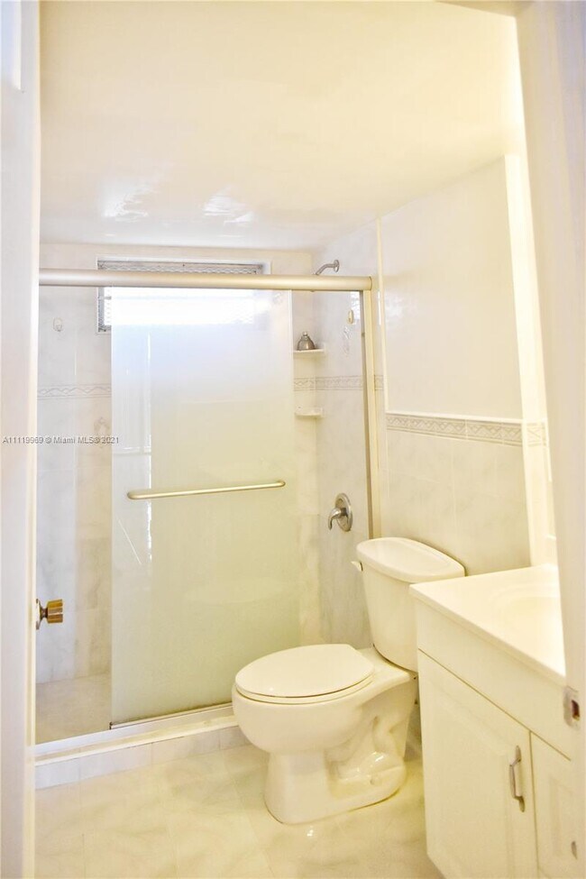 Foto del edificio - 7921 Byron Ave