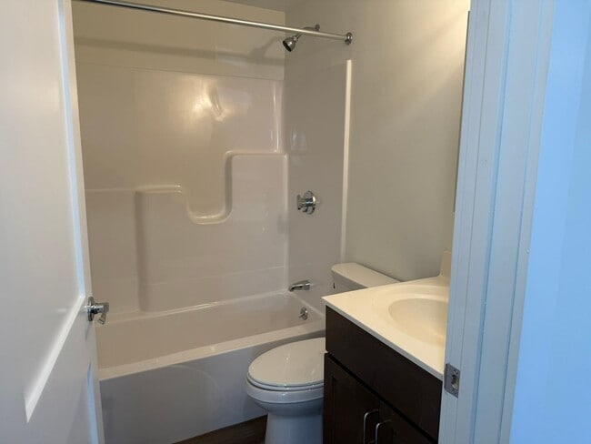 Building Photo - 2 Bed • 1 Bath • Renovated Unit • Parking • Dishwasher • A/C