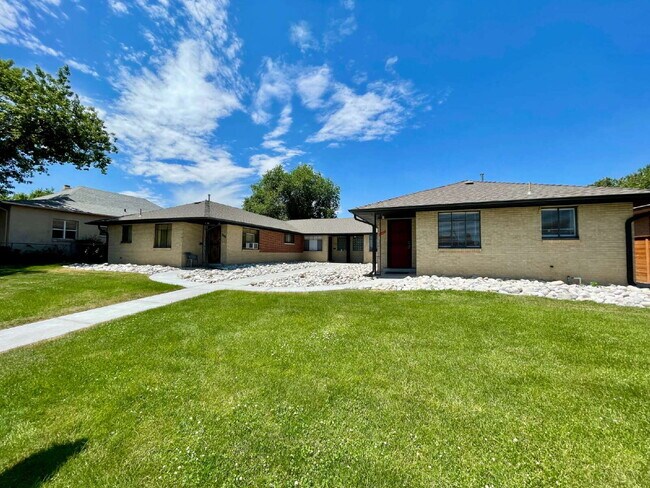 Building Photo - Charming 2 Bed 1 Bath in Park Hill!