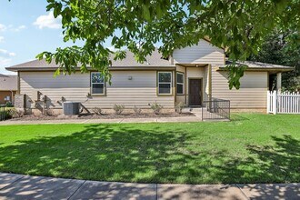 Building Photo - 711 Rolling Oak Dr
