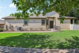 Building Photo - 711 Rolling Oak Dr