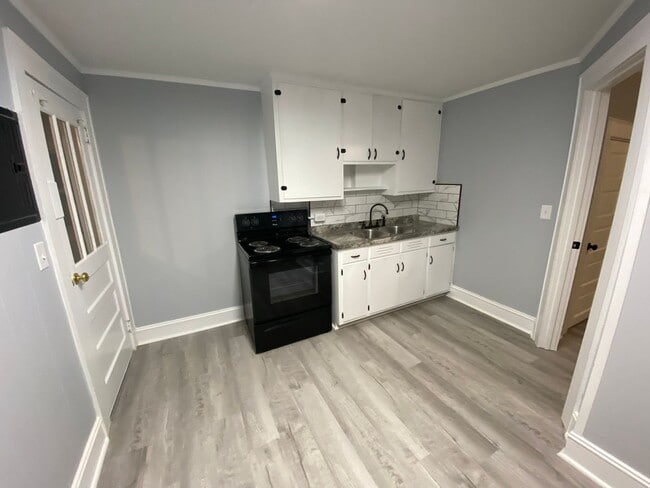 Building Photo - 1 bedroom, 1 bathroom recently renovated a...