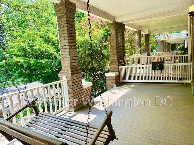 Foto del edificio - 3211 Adams Mill Rd NW