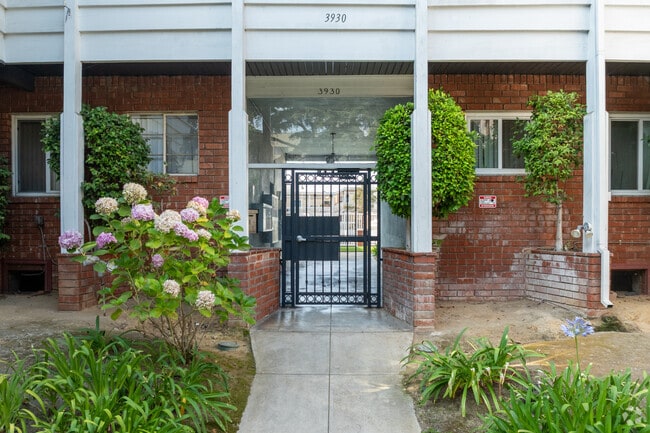 Entrance - Los Feliz Arms