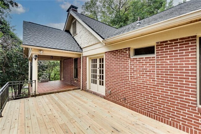 Foto del edificio - 1424 Emory Rd NE