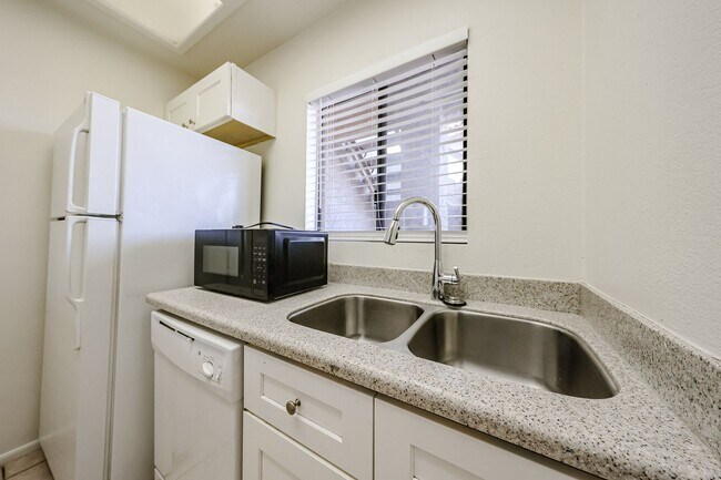Foto del edificio - Centrally located and affordable in Woodlake Condominiums