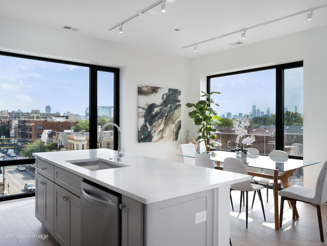 Foto del edificio - 3202 N Racine Ave