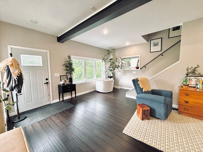 Foto del edificio - Rare Minnehaha Parkway rental under 5k! Be...