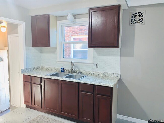 Foto del edificio - 14944 Fairmount Dr