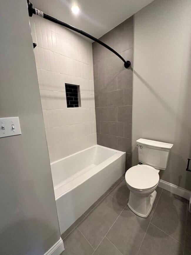 Foto del edificio - 4 Bedroom 3.5 Bath 3508 Holmes Ave 21217