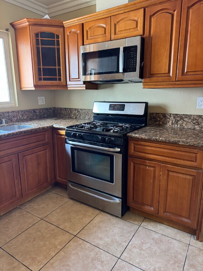 Foto del edificio - Large yard, spacious interior, extra parking and much more
