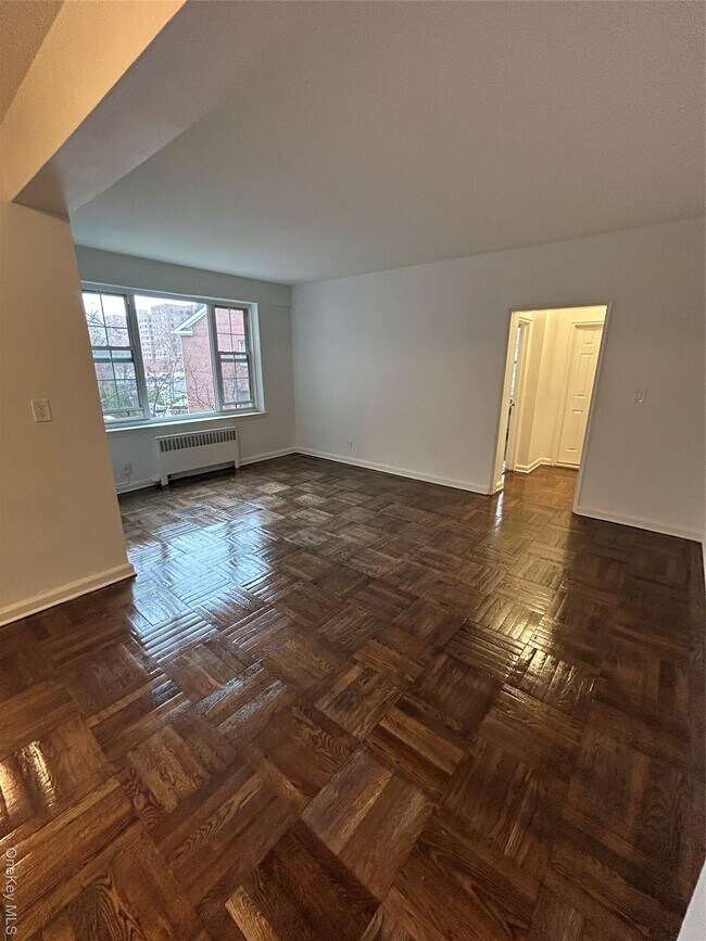 Foto del edificio - 230 Pelham Rd