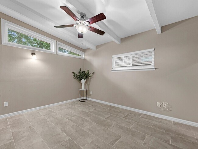 Building Photo - 227 Faust Ln