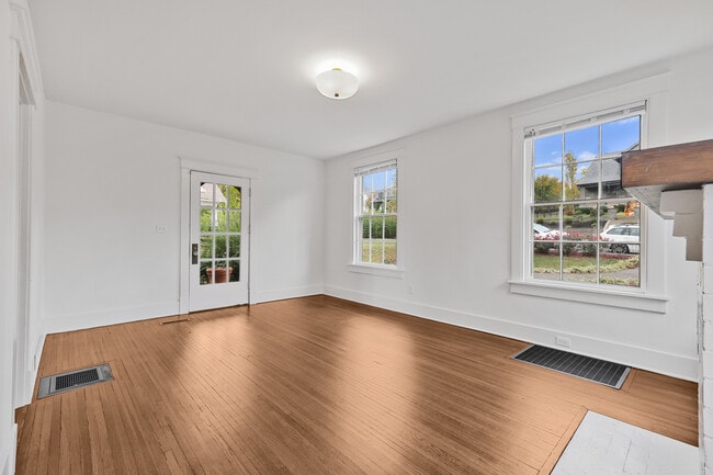 Building Photo - 1711 Primrose Ave