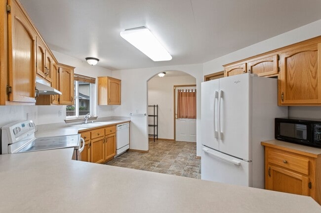 Building Photo - 3 Bed 2 Bath - Pet Friendly - Fenced Backyard - NAS  Whidbey