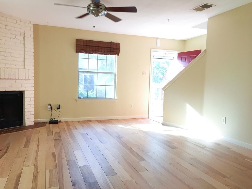 Living room - 1904 Goodrich Ave