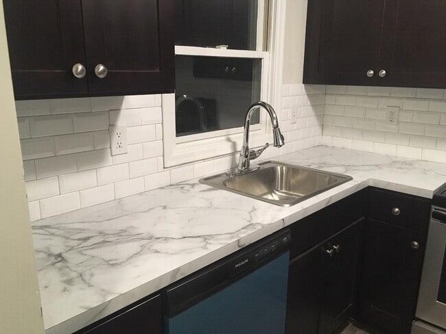 Building Photo - 245 Colonial Ave