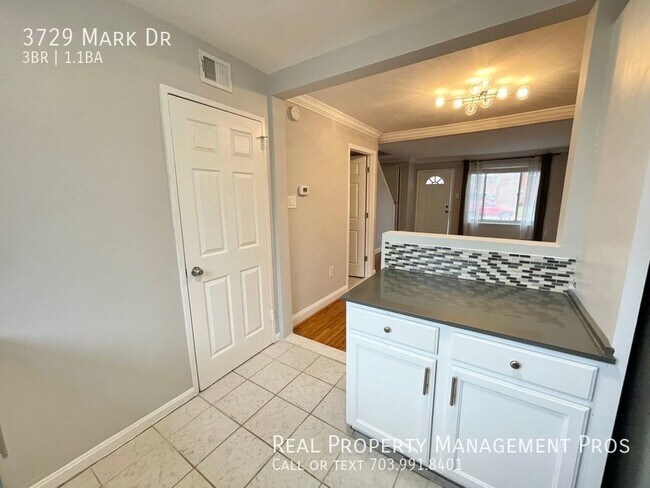 Building Photo - Sunny Brick Rowhouse! minutes from Histori...