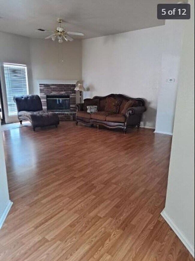 Foto del edificio - 100 Oak Hollow Ln