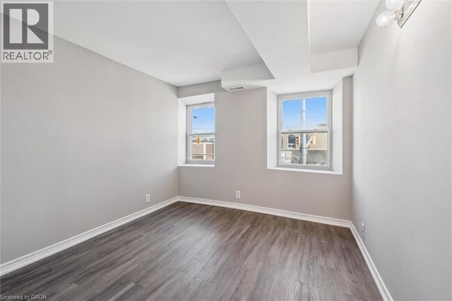 Building Photo - 906 King St E