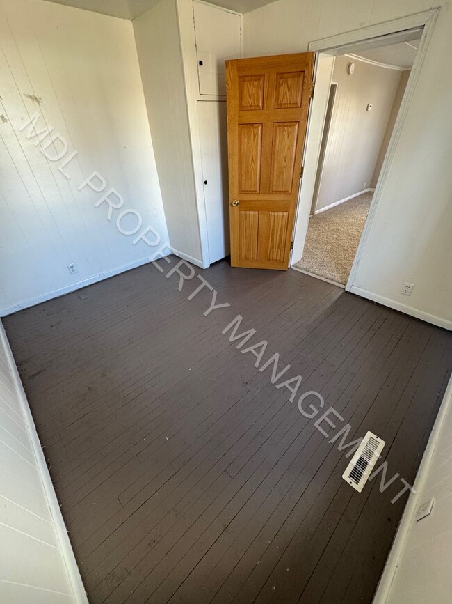 Building Photo - 2 Bedroom 1 Bathroom Home