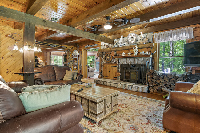 Sala de estar de la chimenea de madera - 595 Emerys Bridge Rd