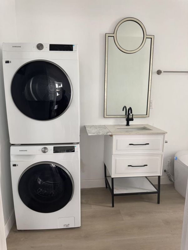 Foto del edificio - 301 W 1st St