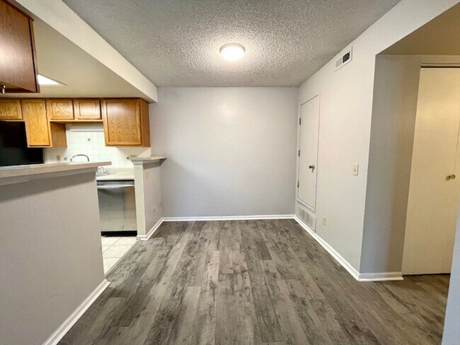 Foto del edificio - 2-Bedroom in Woodside Condos