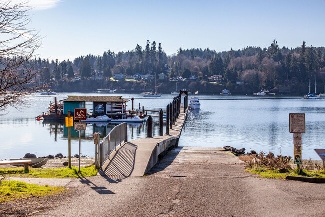 Building Photo - Charming 2-Story Home in Downtown Bainbridge